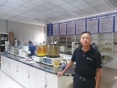 吴总考察德齿润滑油化验室